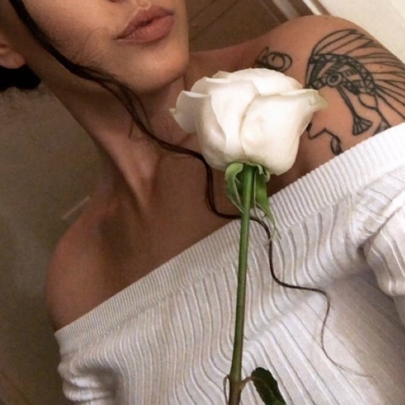 Off shoulder crop top - Picture 2 of 5